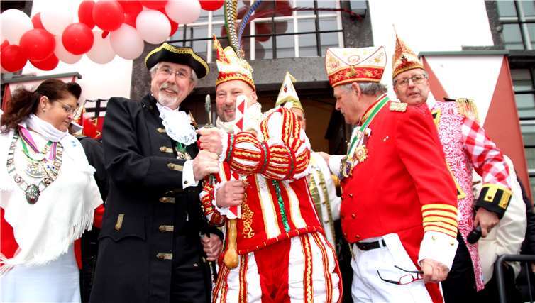 Erst vor dem Ratssaal konnte die Tollität den machtlosen Stadtchef stellen.