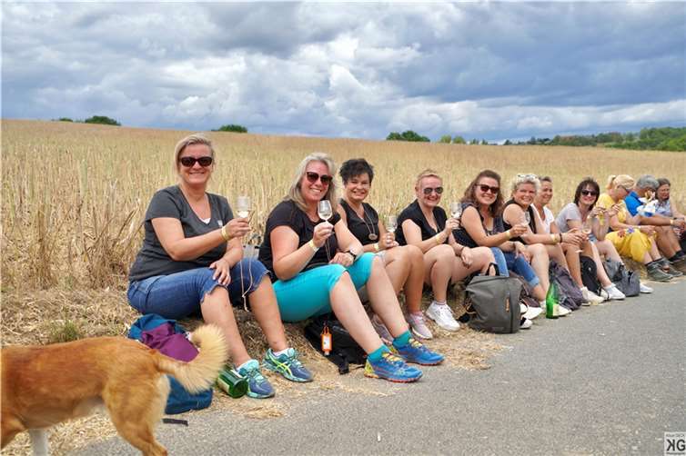 Neuenahrer Burgunderfest feiert zum 26. Mal Erst wandern und dann auf Strohballen das Leben genießen. Foto: Klaus Geck
