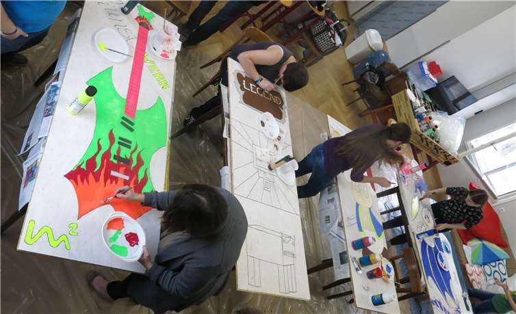 Erst wurden die Skizzen vom Kleinformat auf die Platten übertragen. Dann folgte das Ausmalen der Skizzen.