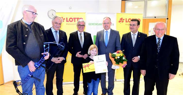 Erst zwölf Jahre alt und bereits Deutsche Meisterin im Para-Bogenschießen. Frida-Marie Niezold aus Albersweiler nahm ihre Ehrenurkunde nur allzu gerne in Empfang.