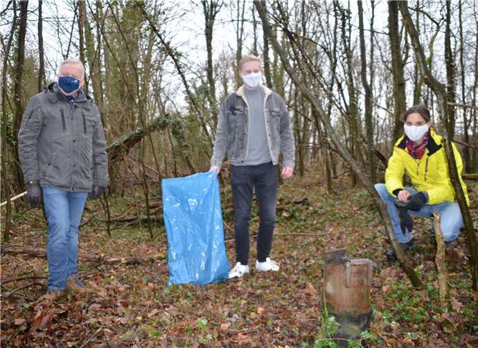 Erstaunt waren die Liberalen, als sie beim Einsammeln von Müll auf ein altes, versiegeltes Rohr stießen. Ob sich darunter ein altes Ölfass befindet, fragten sie sich. Von links: Marc-Andreas Giermann aus Rolandseck, Dennis Trütgen aus Unkelbach und und Christina Steinhausen, Vorsitzende der FDP-Fraktion im Remagener Stadtrat.Fotos: FDP-Remagen