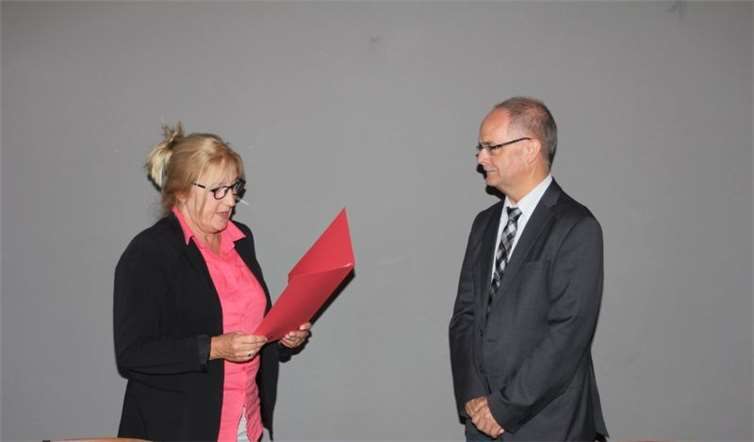 Erste Beigeordnete Ulrike Beckers-Schrader ernennt Lutz Zaun zum Ortsbürgermeister.