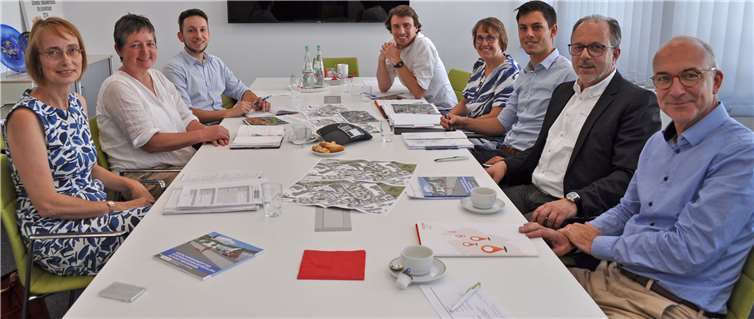 Erste Beratung im Meckenheimer Rathaus, von links: Ulrike Holtel, Barbara Eickelkamp und Konstantinos Kanelis (alle „Flächenpool NRW“) sowie Florian Wichert, Leiterin Waltraud Leersch und Alexander Schäfer (alle städtischer Fachbereich Stadtplanung, Liegenschaften) mit dem Technischen Beigeordneten Heinz-Peter Witt und Bürgermeister Bert Spilles.Foto: Stadt Meckenheim