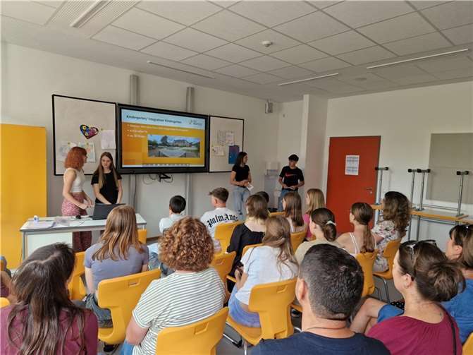 Erste Berufserfahrungen wurden von Schüler:innen der 8. Stufe präsentiert.  Foto: Rainer Schulz