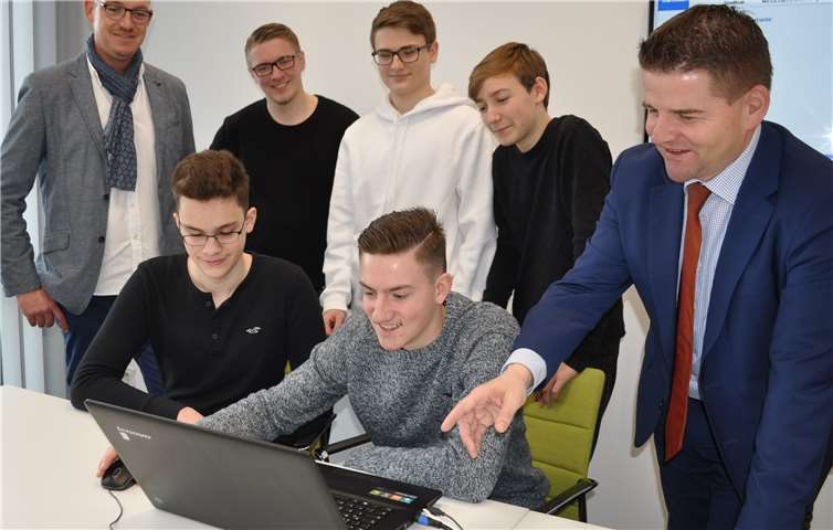 Erste Einblicke erhalten die Praktikanten Marc Schmidt und Yannik Schmitz (sitzend von links) sowie Philipp Woll (stehend 3.v.l) und Mattis Römke (stehend 4.v.l.) durch den Ersten Beigeordneten Holger Jung (stehend rechts), den Ausbildungsbeauftragten Marco Deckers (stehend links) und den Jugend- und Auszubildendenvertreter Christian Wolf (stehend 2.v.l.).Foto: Stadt Meckenheim