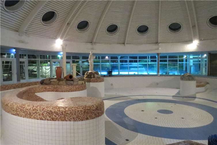 Erste Einblicke in das fast fertiggestellte Hallenbad.