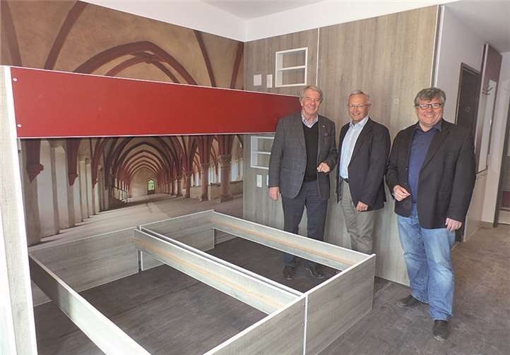 Erste Einblicke in die Zimmer der Jugendherberge „Kloster Leutesdorf“ (v.li.): Peter Schuler, Achim Hallerbach und Michael Mahlert.