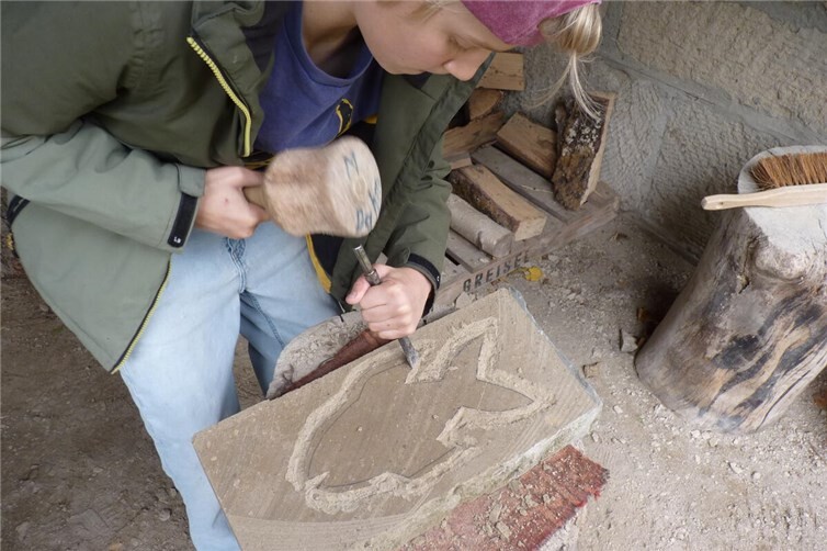 Erste Erfahrungen im Umgang mit einem Tuffstein