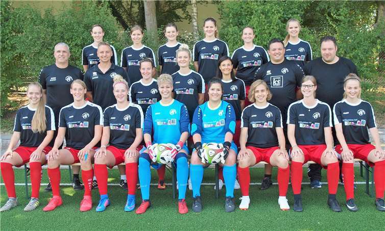 Erste Frauenmannschaft Saison Rheinlandliga 2018/2019: hintere Reihe (v.l.) Laura Attig, Sarah Portugall, Hannah Skrobek, Nina Agic, Olga Kataschewski, Lisa-Marie Zühlke. Mittlere Reihe ((v.l.) Jürgen Peifer (Torwart-Trainer), Nico Koch (Trainer), Maike Kretzer, Annika Homburg, Anika Utsch, Markus Mannebach (Sportlicher Leiter), Dominik Minning (Betreuer). Vordere Reihe (v.l.) Luisa Erbar, Swantje Hübsche, Tabea Müller, Julia Schürmann, Esra Capa, Claudia Cormann, Luisa Meffert, Jana Dasenbrock. Es fehlen: Sophie Doll, Melanie Müller, Laura Brönner, Luisa Nick, Lydia Bartscht, Marie Mohrs, Michelle Potthast.privat