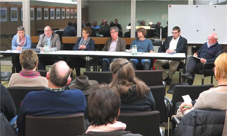 Erste Gesprächsrunde: (v.l.n.r.) Nadine Gay und Thomas Kill (Arbeitsagentur Bonn), Bürgermeisterin Renate Offergeld, FB-Leiter Alfons Engels, Kevin Schneider (DRK), Wirtschaftsförderer Jens Forstner und Kurt Zimmermann (Ökumen. AG). Gemeinde Wachtberg/mm