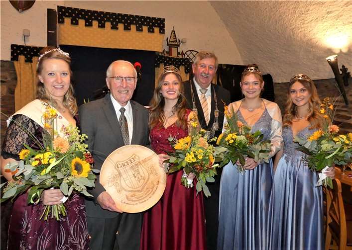 Erste Gratulanten beim Geehrten waren nach dem Stadtchef auch Cochems neue Weinmajestäten nebst Pfirsichblütenfee Annabell (li.).