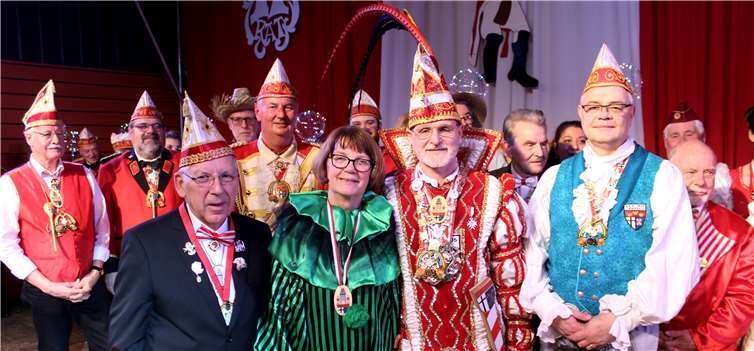 Erste Gratulanten waren Prinz Bernd I. und sein Adjutant Holger, bevor die Alt-Erpillaner ihr jüngst Mitglied umringten. Foto: DL