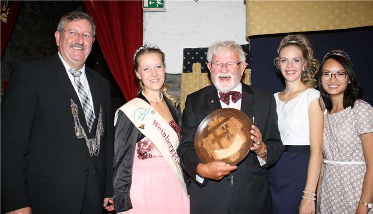 Erste Gratulanten waren neben dem Stadtchef auch Weinkönigin Lisa, Weinprinzessin Bichi, sowie Pfirsichfee Annabell. Fotos: TE