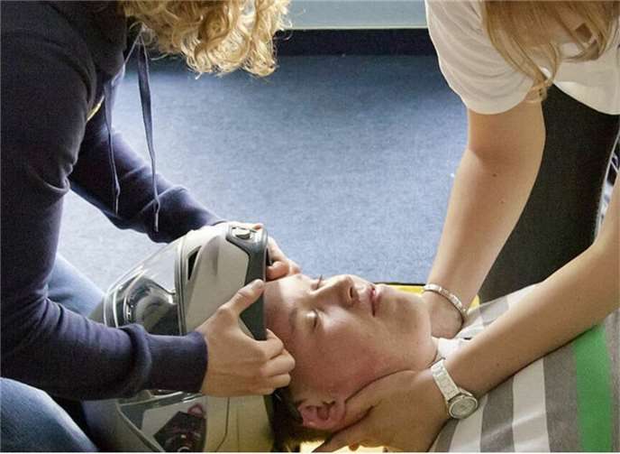 Erste Hilfe ist in allen Lagen des Lebens wichtig. Kurse der Ehrenamtsbörse Wachtberg zur Ersten Hilfe und zu Selbstschutzmaßnahmen in Notfällen vermitteln mit dem DRK Rhein-Sieg das notwendige issen.Copyright: DRK Rhein-Sieg