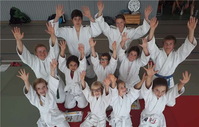 Erste Reihe: (v.li.) Frida Hartmann, Mathilde Meyer, Milena Degenhard, Annika Bartsch. Zweite Reihe: (v.li.) Christine Adams (Trainerin), Helin Acar, Simeon Fluhr, Laura Arquaj, Christopher Schmidt (Trainerassistent). Hintere Reihe: (v.li.) Filipp Gabriel und Marisa Schmidt (Trainerassistenten) freuen sich gemeinsam über die bestandene Prüfung.privat