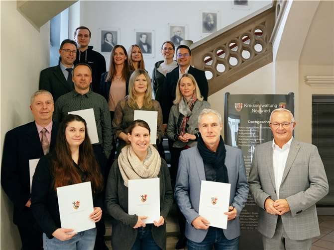 Erste Reihe v.li.: Jasmin Englert, Valerie Winter, Stefan Roos und Landrat Achim Hallerbach. Dahinter: Bernd Mohr, Andreas Harder, Christiane Jucknath und Büroleiterin Diana Wonka.  Foto: Martin Boden/Kreisverwaltung Neuwied