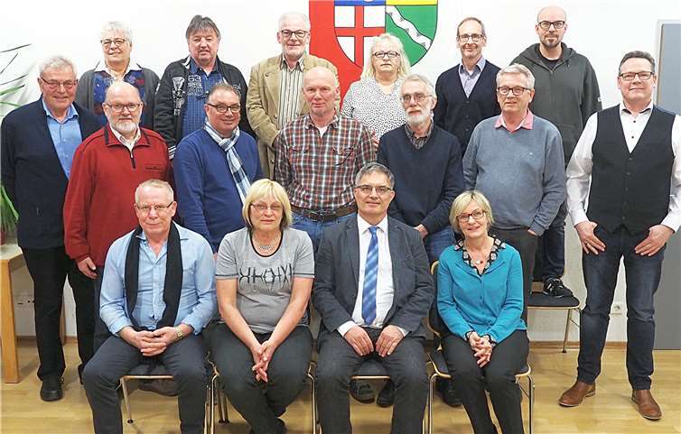 Erste Reihe v.li.: Uwe Deversi, Hedi Lotzen, Wilhelm Anheier, Annegret Neupert. Zweite Reihe v.li.: Alfred Pickenhahn, Erwin Unger, Jürgen Anheier, Jürgen Hagen, Rüdiger Kowollik, Frank Neupert, Helmut Heuft. Dritte Reihe v.li.: Petra Robelet, Heinz Dötsch, Hans-Georg Bohr, Elke Brandt, Hagen Ingo Bretz, Jörg Schönhofen. Es fehlen: Janina Frank, Hans-Werner Stadtfeld, Christine Eckhoff, Victor Gesslein und Margit Schneider. Foto: privat