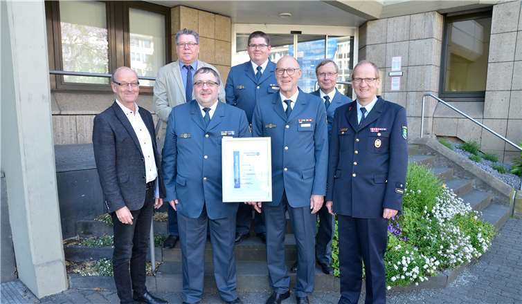 Erste Reihe (von links): Berthold Schmitz (Leitender staatlicher Beamter), Michael Wildey, Christian Würker (Leiter der Regionalstelle Koblenz), Rainer Nell (Kreisfeuerwehrinspekteur). Zweite Reihe (von links): Ingolf Ulmen, Stefan Schmitz, Frank Schulze. Foto: privat