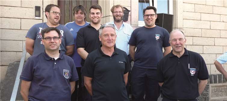 Erste Reihe von links: Wehrleiter Stephan Schüller, Kreisjugendfeuerwehrwart Horst Klee, stellvertretender Wehrleiter Hermann Peter Heuft. Dahinter von links: Jugendwart Stefan Schäfer (Volkesfeld), Jugendwärtin Simone Ockenfeld (Mendig), stellvertretender Jugendwart Tobias Heuft (Bell), Jugendwart Timo Müller (VG Mendig) und Jugendwart Joel Maimann (Bell).