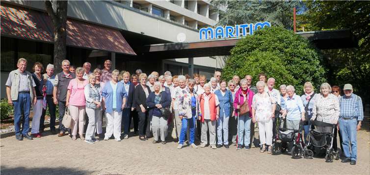 Erste Reisegruppe vor dem Maritim Hotel Bellevue.privat