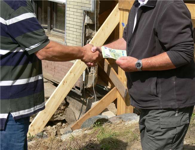 Erste Spendenübergabe. Foto: Hubertus Frieling