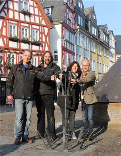 Erste Standprobe für den Osterbrunnen: Die kleine Mittelkrone für den Osterbrunnen ist schon fertig. An den Schienen im Sockel werden später acht lange Streben befestigt, die wiederum die eigentliche Brunnenkrone bilden und den Stadtbrunnen am Großen Markt überspannen. Die kleine Mittelkrone wird vor dem Aufstellen noch mit einer goldglänzenden Zink-Haftfarbe lackiert. Schlosser Rainer Girmann (v.l.) führte die Konstruktion den Akteuren Thomas Becker und Uschi Sturm vom Bürgerverein sowie City-Manager Josef Schüller vor.Stadt Montabaur