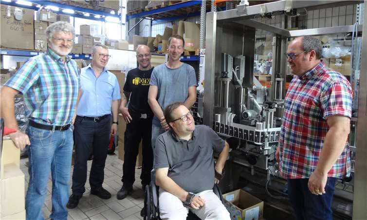 Erste Station der Rundreise im Westerwaldkreis war das Unternehmen Inovatec in Ebernhahn, wo mit der inklusiven Beschäftigung von Menschen mit einem Handicap gute Erfahrungen gemacht werden. Auf dem Foto (v.r.): Stefan Lorch (Geschäftsführer Inovatec), Matthias Rösch (im Rollstuhl, Landesbehindertenbeauftragter), Arne Kretzer (Stiftung Bethesda), Thomas Volk (Integrationsfachkraft), Jörg Röder (Stiftung Scheuern) und Uli Schmidt (Forum Soziale Gerechtigkeit). privat