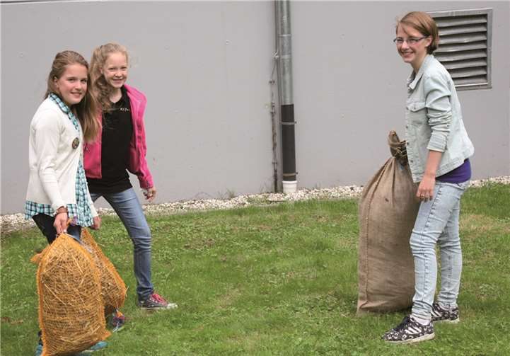 Erste Trainingseinheiten für den Strohsackweitwurf unternahm der Dorfnachwuchs.