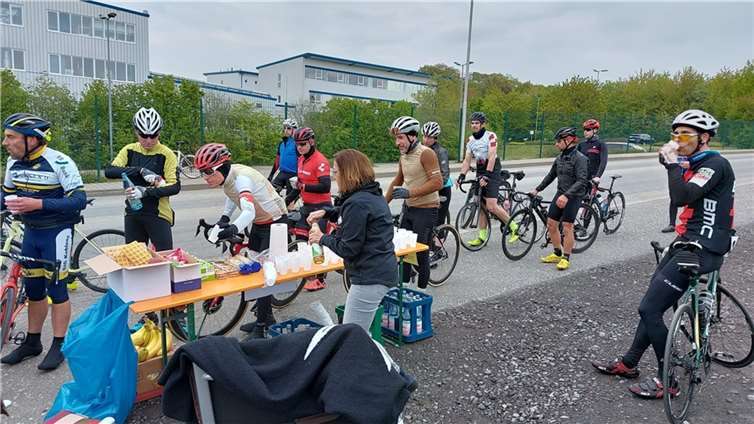 Erste Verpflegungskontrolle der Marathonstrecke.  Foto: privat