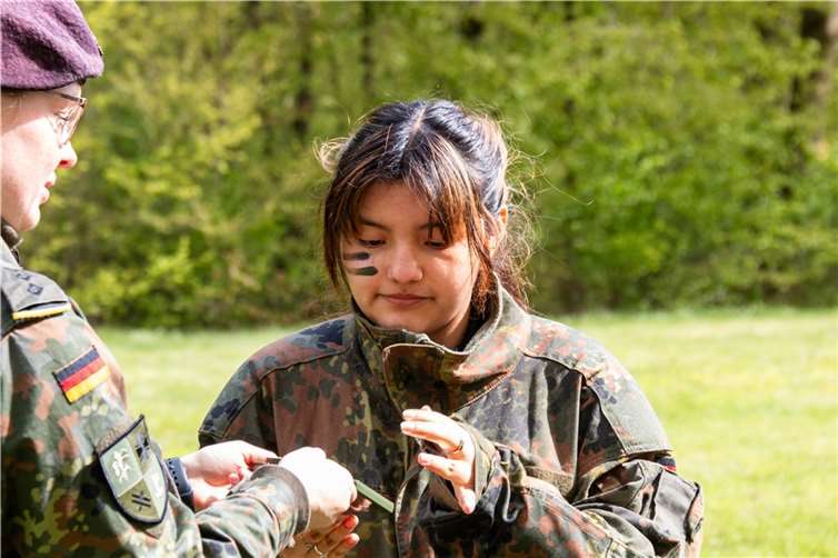 Erste Versuche zum Anlegen der Tarnschminke.