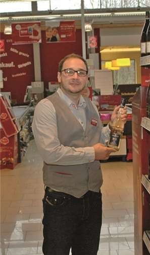 Erste eigene Verantwortung: Manuel Schmitz vor „seiner“ Weinabteilung im Sinziger Rewe.