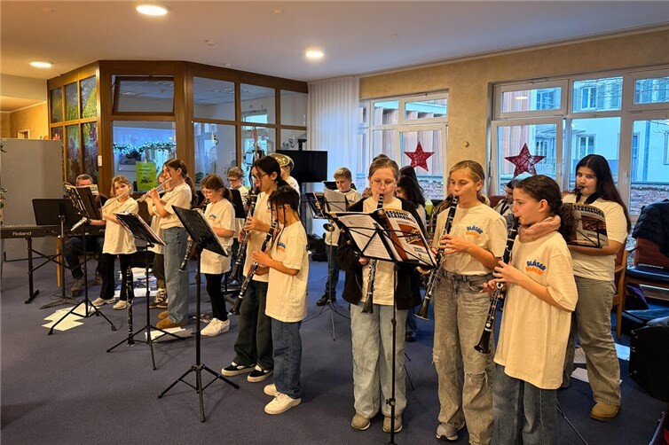 Erster Auftritt mit Herz: Schülerinnen und Schüler musizieren für Senioren. Foto: Hocheifel Realschule plus Adenau