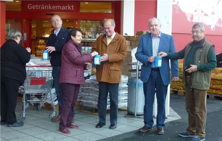 Erster Beigeordneter Bernhard Wiemer (2.v.r), Altbürgermeister Hajo Stuhlträger (M.) und CDU-Fraktionsvorsitzender Christoph Helling (2.v.l.) mit Bürgern, die sie bei der Spendenaktion unterstützen.  Stadtverwaltung Bendorf