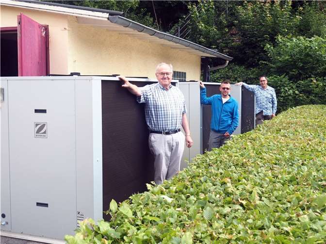Erster Beigeordneter Bernhard Wiemer, Marco Ürz und Werkleiter Michael Stiren freuen sich über die neue Anlage. Foto: Stadt Bendorf