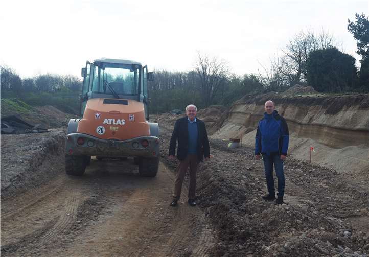 Erster Beigeordneter Bernhard Wiemer und Wassermeister Dirk Schade sind zufrieden mit dem Verlauf der Baumaßnahmen im Baugebiet Bendorf Süd III.Quelle: Stadt Bendorf