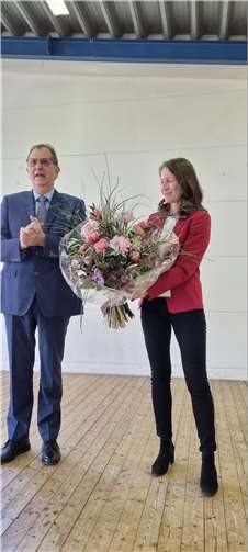 Erster Beigeordneter Georg Knieps dankt Landrätin Cornelia Weigand im Namen der Verbandsgemeinde Altenahr.