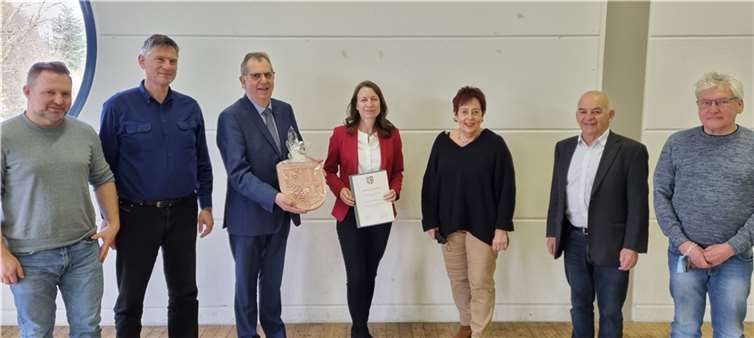 Erster Beigeordneter Georg Knieps und die Fraktionsvorsitzenden verabschieden Landrätin Cornelia Weigand als Bürgermeisterin der Verbandsgemeinde Altenahr. Quellen: Verbandsgemeinde Altenahr