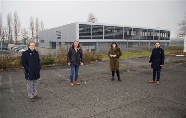 Erster Beigeordneter Joachim Plitzko (v.li.n.re.), Verbandsvorsteher und Bürgermeister Jörg Lempertz, CDU-Landtagskandidatin Anette Moesta und B-Kandidat Felix Dötsch am Flugplatz in Mendig. Foto: privat