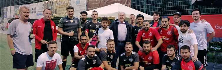 Erster Beigeordneter Wiemer (Mitte) mit dem Siegerteam.Fotos: Stadtverwaltung Bendorf