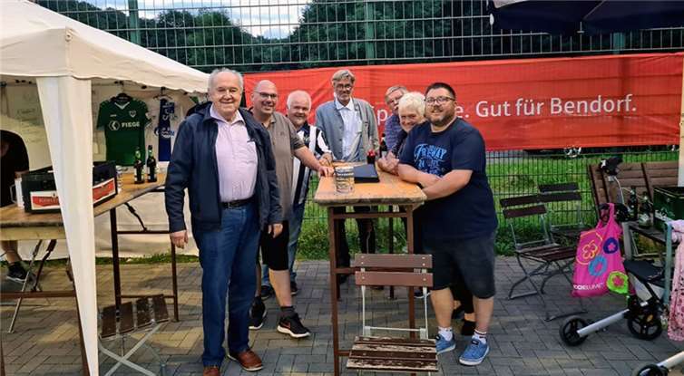 Erster Beigeordneter Wiemer (links) und Vorstand des TV Mülhofen und Fans.