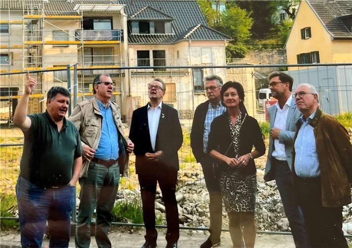 Erster Beigeordneter von Altenahr, Georg Knieps, 2.v.l. begrüßt den MIT Vorstand des Kreises Ahrweiler. Rüdiger Furmann, Ortsbürgermeister von Altenahr ganz links außen, deutet mit seinem Zeigefinger die Höhenmarkierung des Flutwasserstandes in der Seilbahnstraße an. Harald Monschauer, Wilfried Scheffler, Petra Schneider, Detlef Odenkirchen und Werner Jung, zeigen sich sehr betroffen und beeindruckt.  Foto: privat