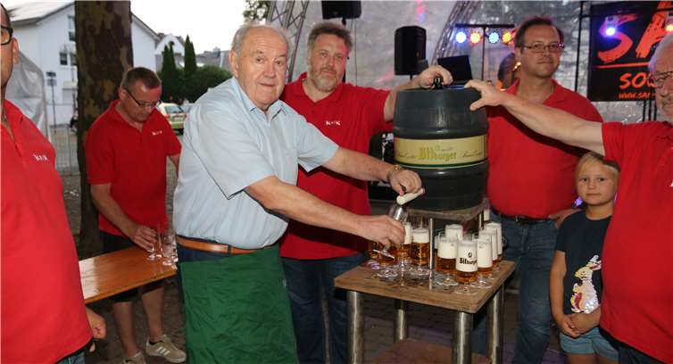 Erster BeigeordneterBernhard Wiemer zapft den frischen Anstich.