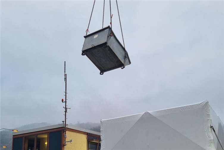 Erster Container mit Frischbeton wird zum Einsatzort verbracht. Fotos: Quelle: WSA Mosel-Saar-Lahn