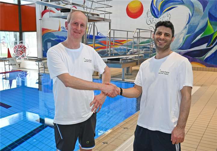 Erster Einsatz im Hallenfreizeitbad: Der stellvertretende Badleiter Jangiz Eisso (rechts) begrüßt Daniel von Stein. Foto: Stadt Meckenheim
