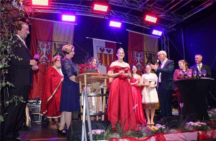 Erster Gratulant der neuen Weinmajestät war Bürgermeister Guido Orthen.  Fotos: DU