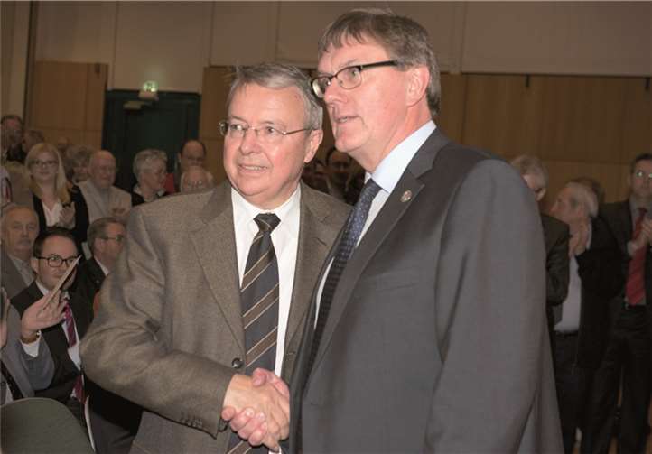 Erster Gratulant des neuen CDU-Landratskandidaten war der amtierende Landrat Frithjof Kühn.