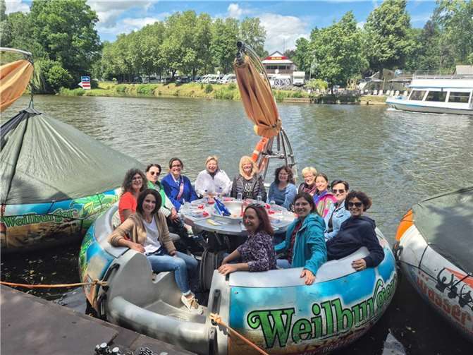 Erster Halt war in Limburg, wo die lustige Runde gemütlich zum Bootsverleih schlenderte. Vor Ort herrschte ein rauhes Lüftchen, weswegen man im Donut am Ufer angeleint ein paar schöne Stündchen verbrachte. Foto: privat
