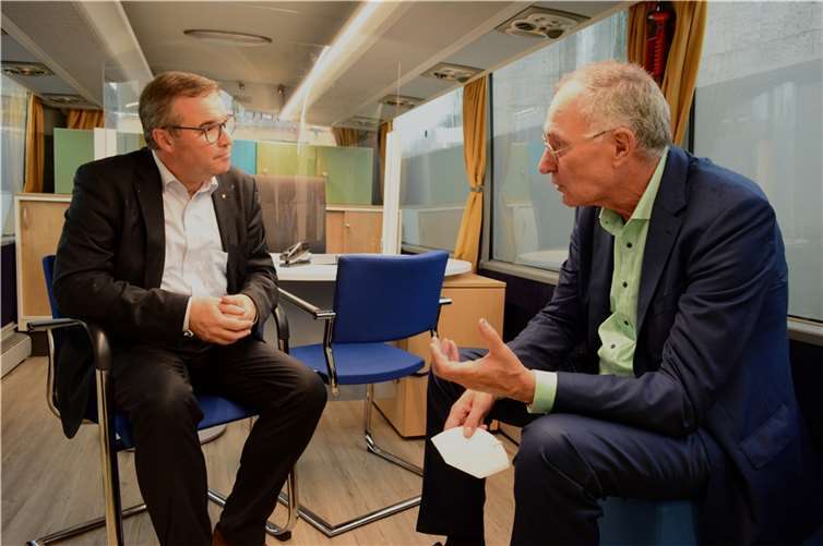 Erster Kreisbeigeordnete Horst Gies (li.) und Dr. Werner Bauch (Plan International Deutschland) im Beratungsbus.