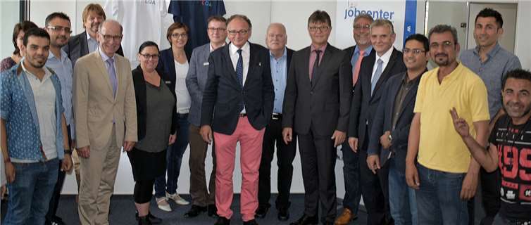 Erster Kreisbeigeordneter Burkhard Nauroth (7.v.re.) und Jobcenter-Geschäftsführer Rolf Koch (6. v.re.) mit den Gästen Georg Hollmann (5.v.li.), Achim Hütten (Mitte), Günther von Blohn (8.v.re.) und Carl Peitz (5.v.re.) sowie Mitarbeitern und Projektteilnehmern bei der Eröffnungsfeier des Flüchtlingsprojektes in Andernach.privat