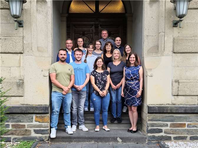 Erster Kreisbeigeordneter Horst Gies MdL (2. v. l.) zusammen mit der Abteilung Förderprogramme/Landwirtschaft mit Abteilungsleiterin Jennifer Nehring (rechts) und Markus Göbel von der Fachbereichsleitung (hinten).  Foto: L. Beuermann / Kreisverwaltung Ahrweiler